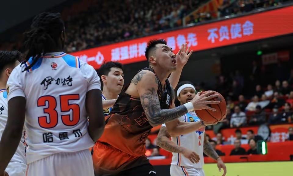 爱游戏-费城76人发布备战花絮，集结日临场应变，CBA常规赛任务艰巨，轮换策略成焦点的简单介绍